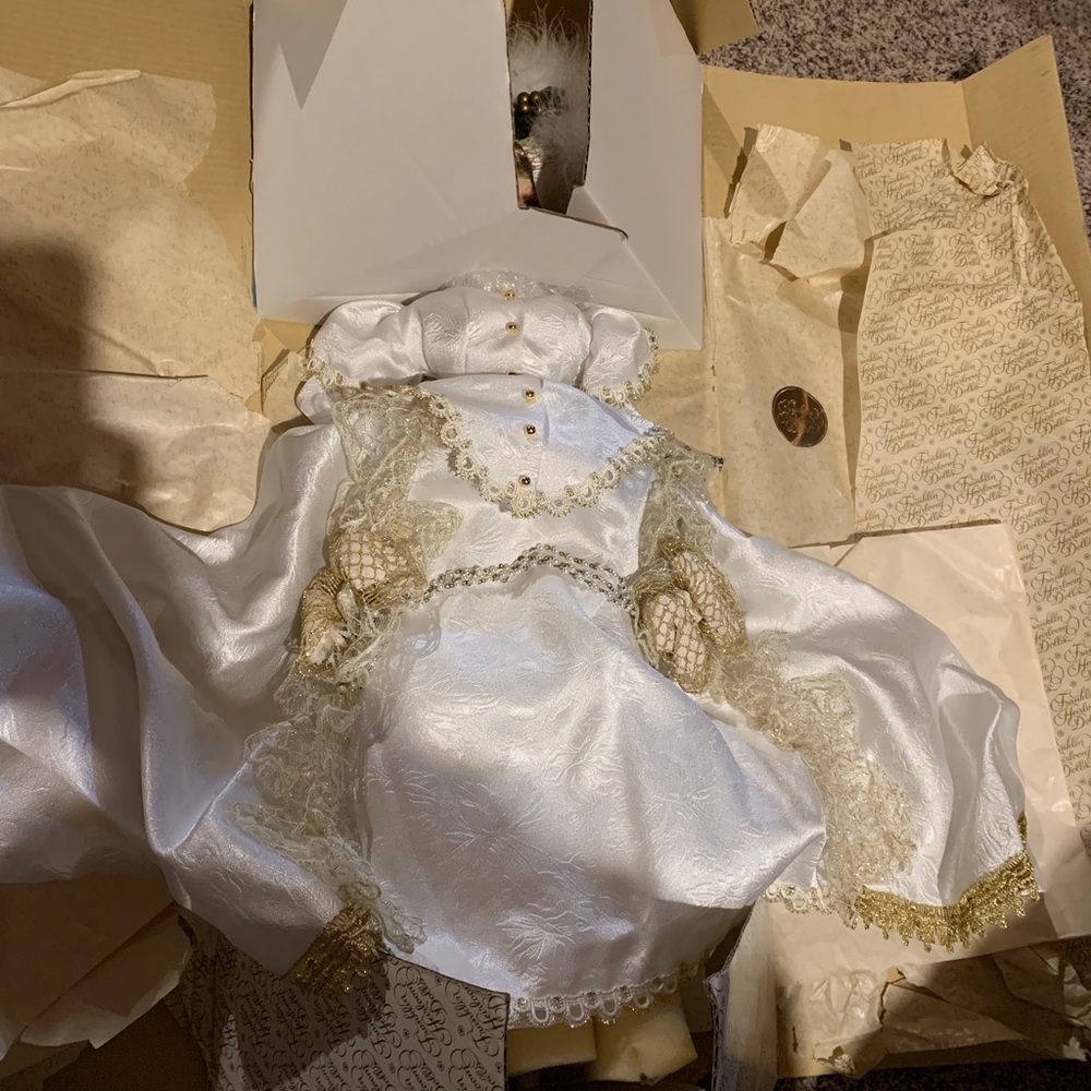 PERFECT CONDITION
- Kristina, The Gibson Girl Christmas Heirloom Doll - Picture 9 of 11